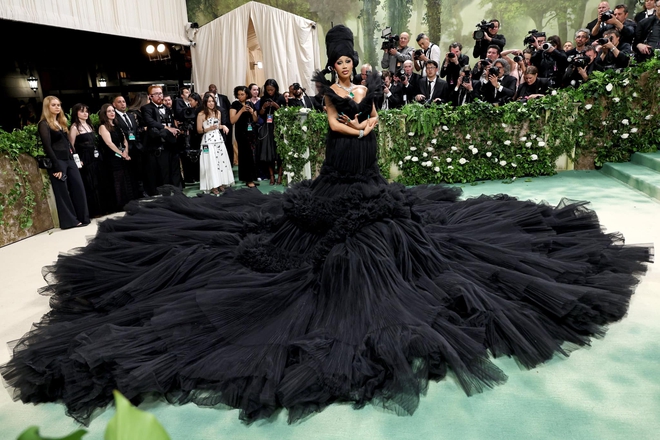 Dị nhất Met Gala 2024: “Rong biển khổng lồ” kết màn hay Kim Kardashian eo nhỏ khó tin chưa bằng màn che chắn kỳ quặc này - Ảnh 4.