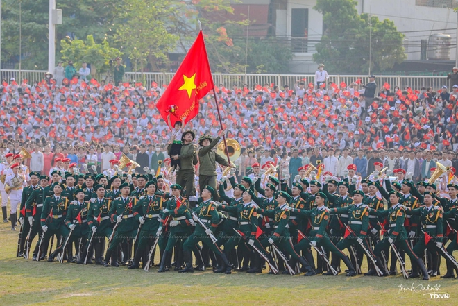 Em bé tượng đài dưới mưa - khoảnh khắc ánh lên triệu niềm tự hào trong lễ kỷ niệm 70 năm chiến thắng Điện Biên Phủ - Ảnh 3.