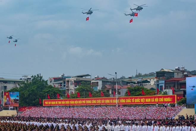 Những hình ảnh hào hùng trong Lễ diễu binh kỷ niệm 70 năm Chiến thắng Điện Biên Phủ - Ảnh 1.