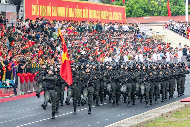 Những bông hồng thép xuất hiện tại lễ diễu hành kỷ niệm 70 năm chiến thắng Điện Biên làm CĐM phải thốt lên: Tự hào lắm các cô gái - Ảnh 9.