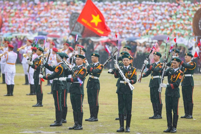 Những hình ảnh hào hùng trong Lễ diễu binh kỷ niệm 70 năm Chiến thắng Điện Biên Phủ - Ảnh 3.