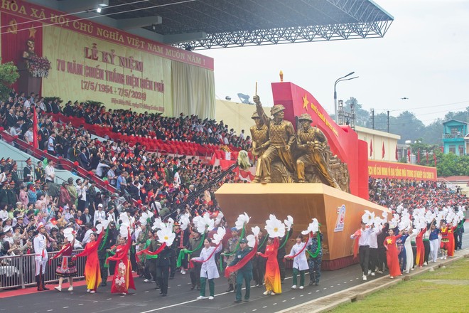 Những hình ảnh hào hùng trong Lễ diễu binh kỷ niệm 70 năm Chiến thắng Điện Biên Phủ - Ảnh 7.