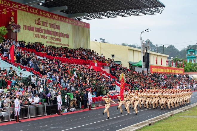 Những bông hồng thép xuất hiện tại lễ diễu hành kỷ niệm 70 năm chiến thắng Điện Biên làm CĐM phải thốt lên: Tự hào lắm các cô gái - Ảnh 3.