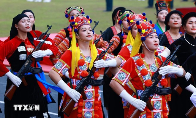 Những bông hồng thép xuất hiện tại lễ diễu hành kỷ niệm 70 năm chiến thắng Điện Biên làm CĐM phải thốt lên: Tự hào lắm các cô gái - Ảnh 10.