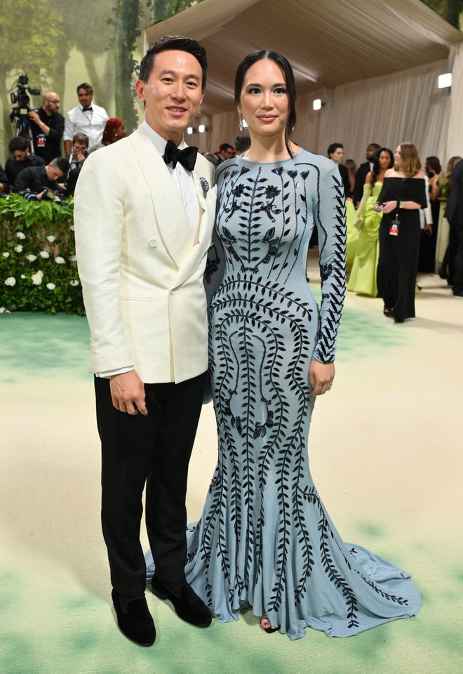 Hai trùm công nghệ tại Met Gala 2024: CEO TikTok nổi bật với visual tổng tài bên vợ đẹp, Jeff Bezos cùng bạn gái có bị chê mặc kém sang? - Ảnh 1.