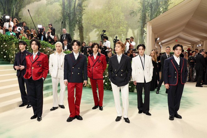 Bức hình gây sốt Met Gala 2024: Jennie một mình đứng giữa 8 nam thần nhà JYP, sức mạnh Kpop được triệu hồi! - Ảnh 4.