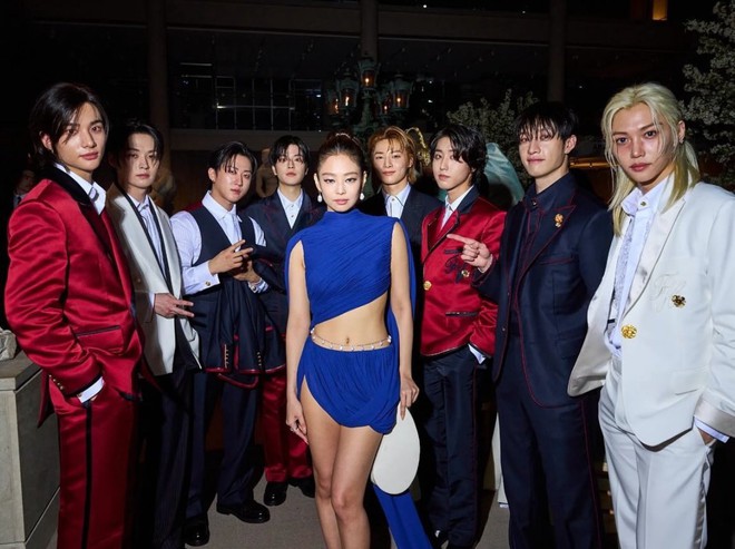 Bức hình gây sốt Met Gala 2024: Jennie một mình đứng giữa 8 nam thần nhà JYP, sức mạnh Kpop được triệu hồi! - Ảnh 7.