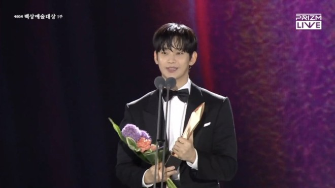 Kim Soo Hyun bùng nổ MXH vì quá điển trai ở Baeksang 2024, vượt mặt loạt siêu sao để nhận giải thưởng lớn - Ảnh 5.