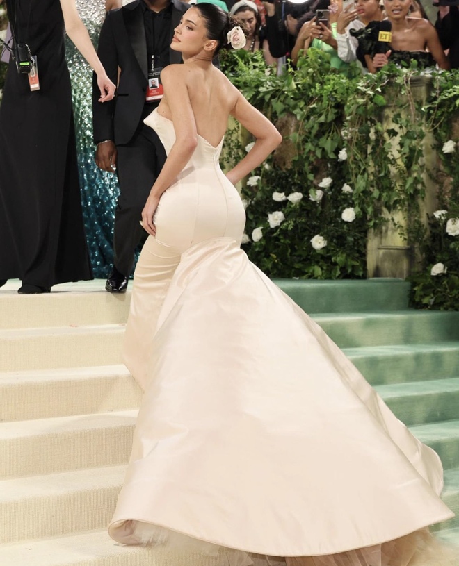 Siêu thảm đỏ Met Gala 2024: Zendaya - Elle Fanning quá ấn tượng, Jennie khoe body “cháy” quá rồi! - Ảnh 8.