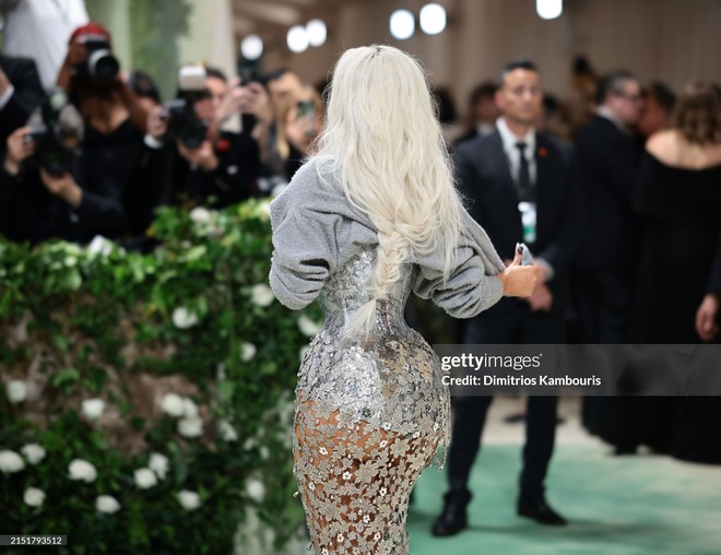 Dị nhất Met Gala 2024: “Rong biển khổng lồ” kết màn hay Kim Kardashian eo nhỏ khó tin chưa bằng màn che chắn kỳ quặc này - Ảnh 8.