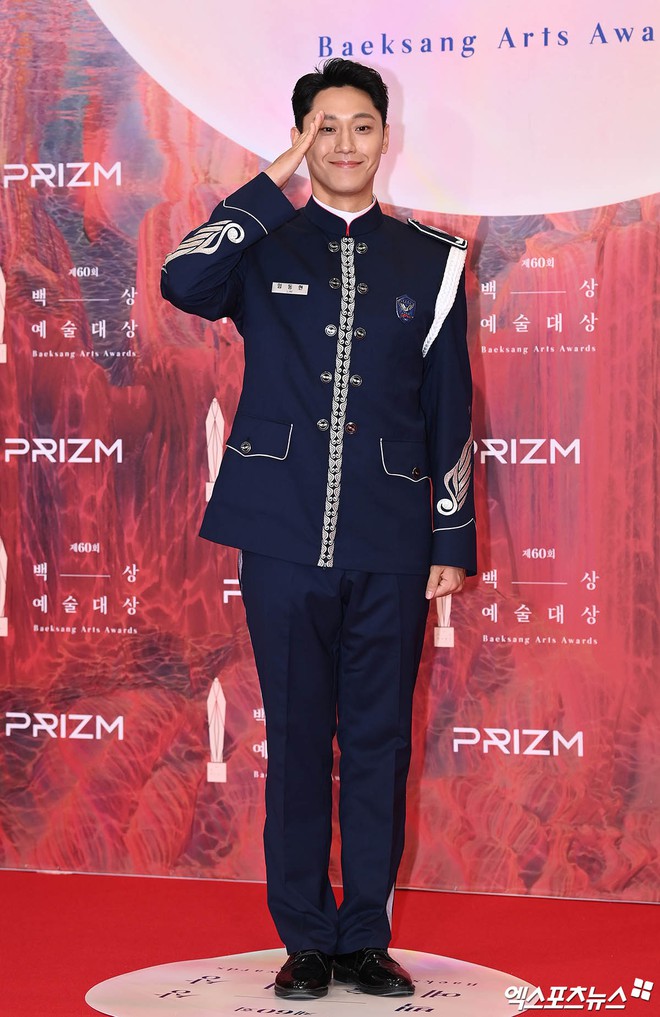 Siêu thảm đỏ Baeksang: Krystal khoe body đồng hồ cát gợi cảm, Lee Do Hyun diện quân phục đọ visual Kim Seon Ho - Park Bo Gum - Ảnh 9.
