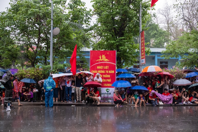 Bà con đội mưa ra đường, phấn khởi trong ngày diễu binh diễu hành kỷ niệm 70 năm Chiến thắng Điện Biên Phủ - Ảnh 22.