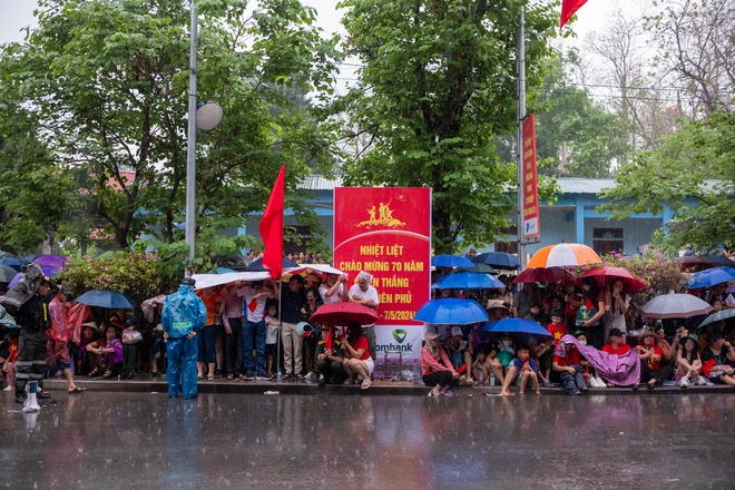 Bà con đội mưa ra đường, phấn khởi trong ngày diễu binh diễu hành kỷ niệm 70 năm Chiến thắng Điện Biên Phủ - Ảnh 22. Bà con đội mưa ra đường, phấn khởi trong ngày diễu binh diễu hành kỷ niệm 70 năm Chiến thắng Điện Biên Phủ - Ảnh 22.