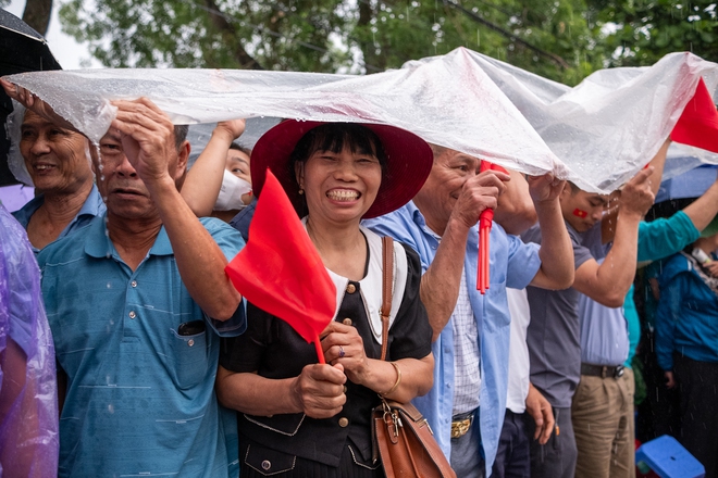 Bà con đội mưa ra đường, phấn khởi trong ngày diễu binh diễu hành kỷ niệm 70 năm Chiến thắng Điện Biên Phủ - Ảnh 28.