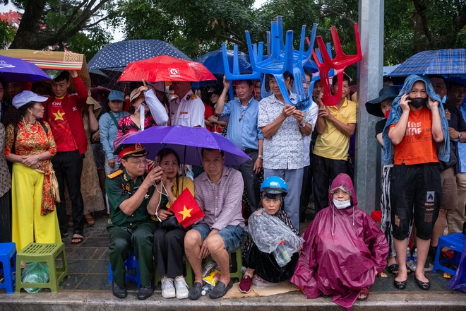Bà con đội mưa ra đường, phấn khởi trong ngày diễu binh diễu hành kỷ niệm 70 năm Chiến thắng Điện Biên Phủ - Ảnh 27.