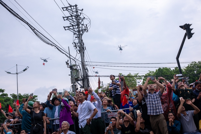 Clip, ảnh: Dàn máy bay trực thăng mang cờ Tổ quốc trình diễn trên bầu trời Điện Biên, người dân hào hứng dõi theo - Ảnh 4.