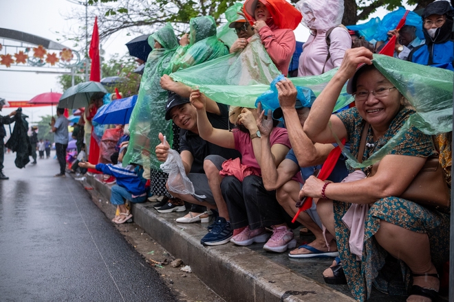 Bà con đội mưa ra đường, phấn khởi trong ngày diễu binh diễu hành kỷ niệm 70 năm Chiến thắng Điện Biên Phủ - Ảnh 24.