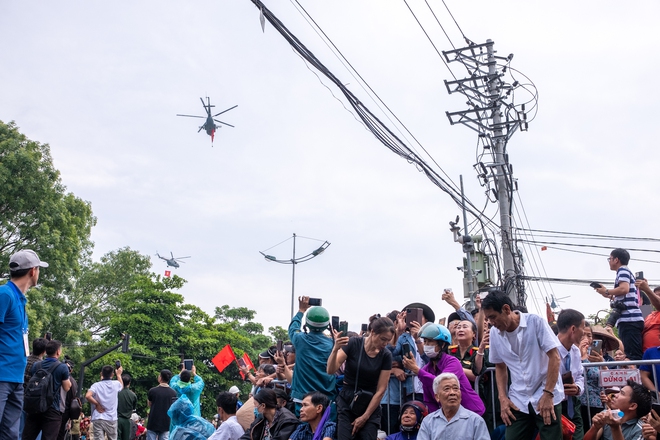 Clip, ảnh: Dàn máy bay trực thăng mang cờ Tổ quốc trình diễn trên bầu trời Điện Biên, người dân hào hứng dõi theo - Ảnh 4.