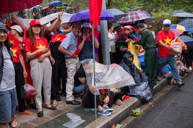 Bà con đội mưa ra đường, phấn khởi trong ngày diễu binh diễu hành kỷ niệm 70 năm Chiến thắng Điện Biên Phủ - Ảnh 26.