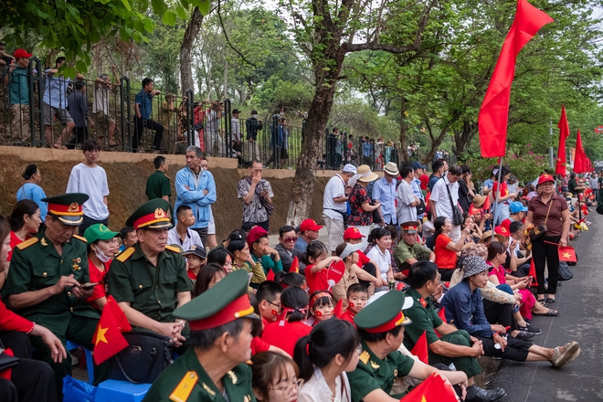 Bà con đội mưa ra đường, phấn khởi trong ngày diễu binh diễu hành kỷ niệm 70 năm Chiến thắng Điện Biên Phủ - Ảnh 20.