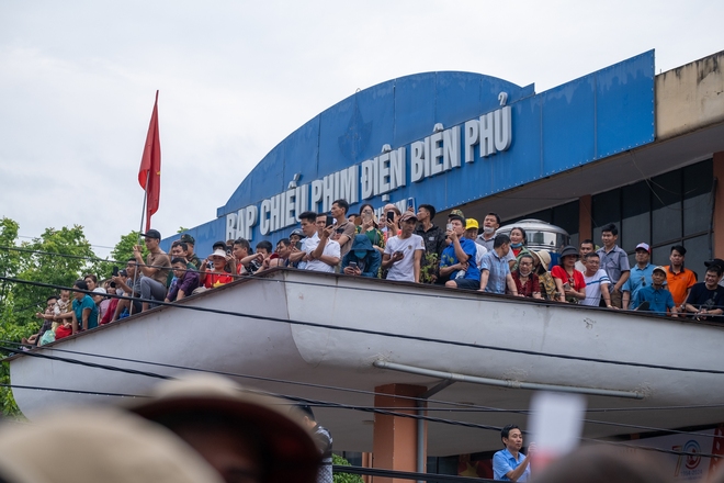 Clip, ảnh: Dàn máy bay trực thăng mang cờ Tổ quốc trình diễn trên bầu trời Điện Biên, người dân hào hứng dõi theo - Ảnh 5.