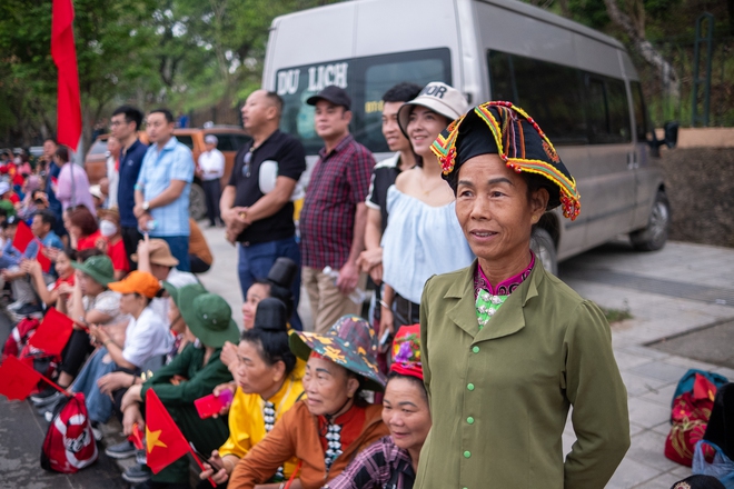 Bà con đội mưa ra đường, phấn khởi trong ngày diễu binh diễu hành kỷ niệm 70 năm Chiến thắng Điện Biên Phủ - Ảnh 29.