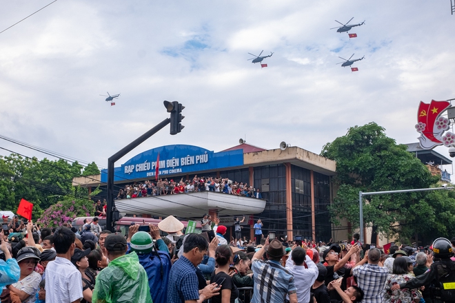 Clip, ảnh: Dàn máy bay trực thăng mang cờ Tổ quốc trình diễn trên bầu trời Điện Biên, người dân hào hứng dõi theo - Ảnh 2.