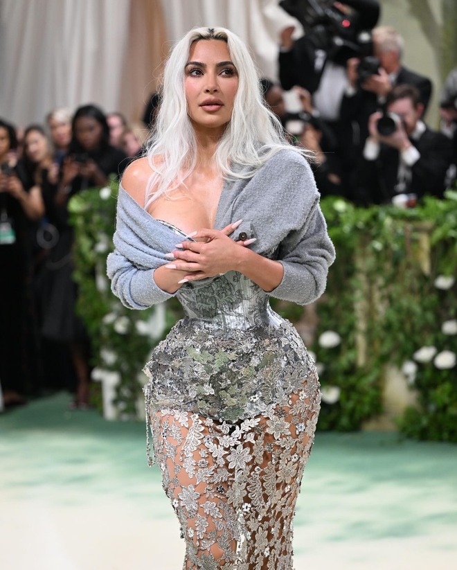Dị nhất Met Gala 2024: “Rong biển khổng lồ” kết màn hay Kim Kardashian eo nhỏ khó tin chưa bằng màn che chắn kỳ quặc này - Ảnh 7.