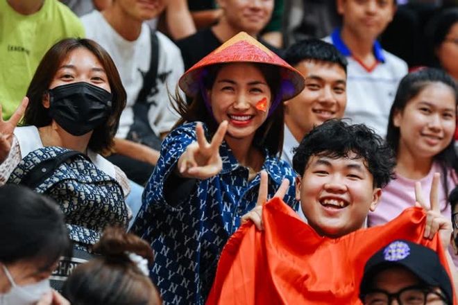 Hòa Minzy hào hứng xem diễu binh tại Điện Biên, mải mê đến mức bị nhắc nhở vì lấn đường - Ảnh 7.