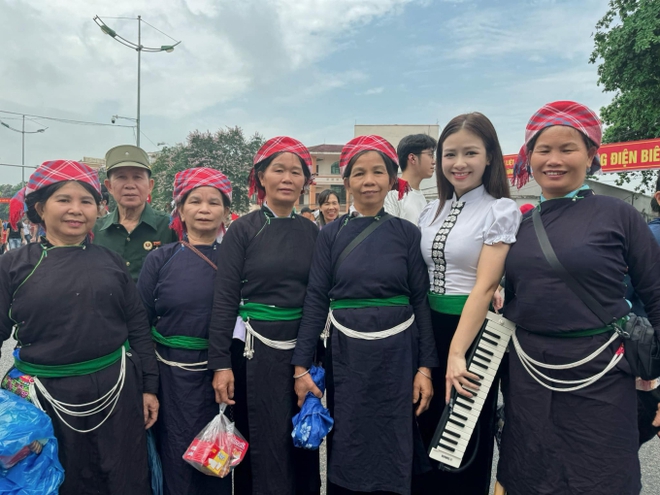 Nữ ca sĩ Vpop diện trang phục dân tộc Thái, chơi nhạc cụ đầy tự hào ở buổi diễu hành kỷ niệm 70 năm Chiến thắng Điện Biên Phủ - Ảnh 7.