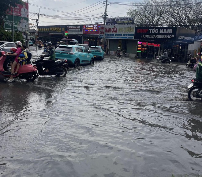 TPHCM: Mưa lớn nhất trong những ng&agrave;y qua, đường ngập như s&ocirc;ng, nhiều xe chết m&aacute;y - Ảnh 9.