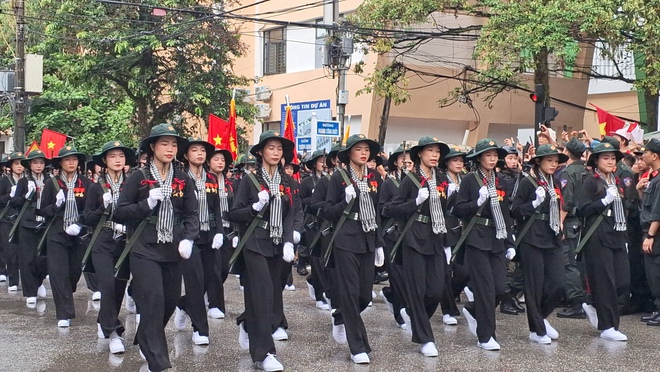 Những bông hồng thép xuất hiện tại lễ diễu hành kỷ niệm 70 năm chiến thắng Điện Biên làm CĐM phải thốt lên: Tự hào lắm các cô gái - Ảnh 11.