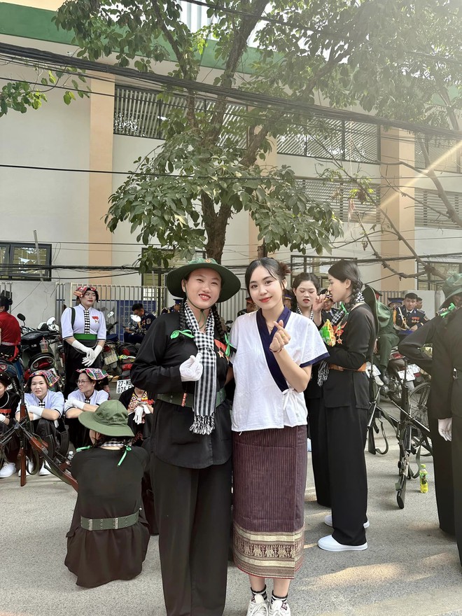 Hot girl Lào vượt 500km đến Điện Biên, chụp ảnh cùng bộ đội Việt: Quá mê các anh lính diễu hành - Ảnh 6.