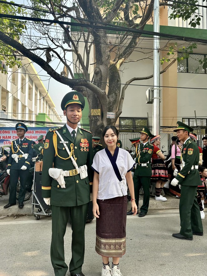Hot girl Lào vượt 500km đến Điện Biên, chụp ảnh cùng bộ đội Việt: Quá mê các anh lính diễu hành - Ảnh 5.