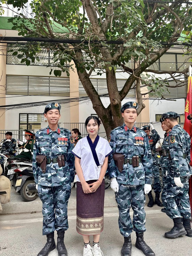 Hot girl Lào vượt 500km đến Điện Biên, chụp ảnh cùng bộ đội Việt: Quá mê các anh lính diễu hành - Ảnh 4.
