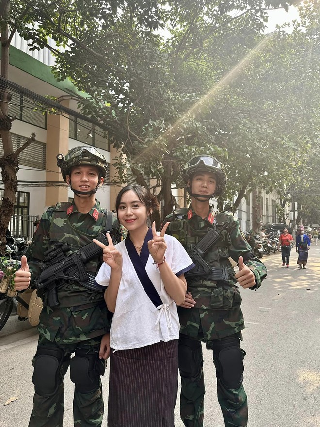 Hot girl Lào vượt 500km đến Điện Biên, chụp ảnh cùng bộ đội Việt: Quá mê các anh lính diễu hành - Ảnh 3.