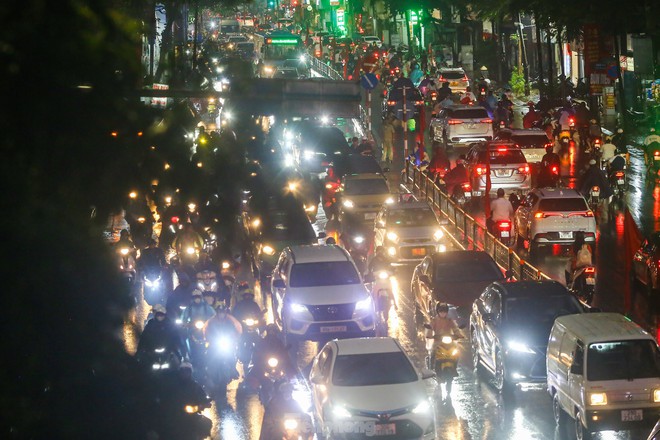 Mưa lớn đúng giờ tan tầm, người Hà Nội chật vật vượt ùn tắc ‘tìm đường’ về nhà - Ảnh 3.