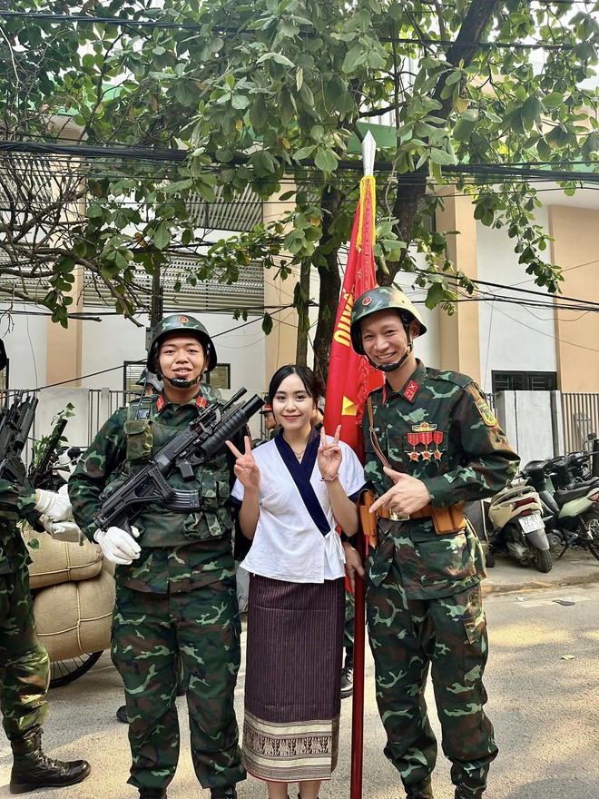 Hot girl Lào vượt 500km đến Điện Biên, chụp ảnh cùng bộ đội Việt: Quá mê các anh lính diễu hành - Ảnh 2.