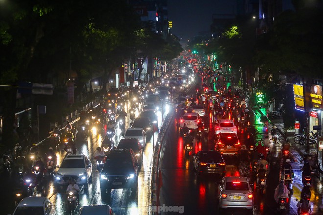 Mưa lớn đúng giờ tan tầm, người Hà Nội chật vật vượt ùn tắc ‘tìm đường’ về nhà - Ảnh 2.