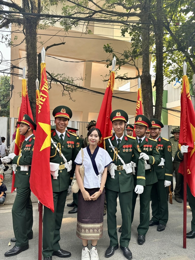 Hot girl Lào vượt 500km đến Điện Biên, chụp ảnh cùng bộ đội Việt: Quá mê các anh lính diễu hành - Ảnh 1.