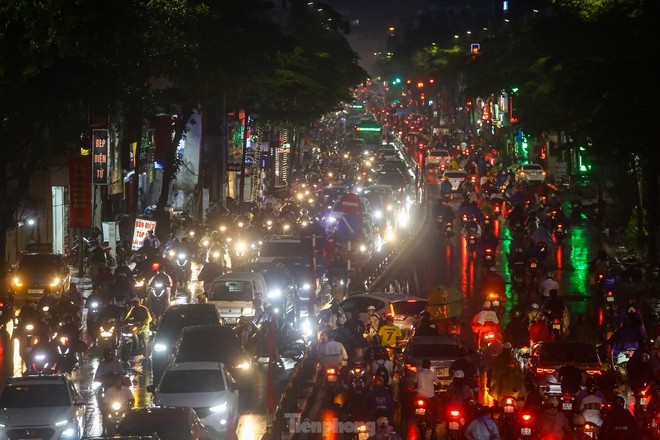 Mưa lớn đúng giờ tan tầm, người Hà Nội chật vật vượt ùn tắc ‘tìm đường’ về nhà - Ảnh 1.