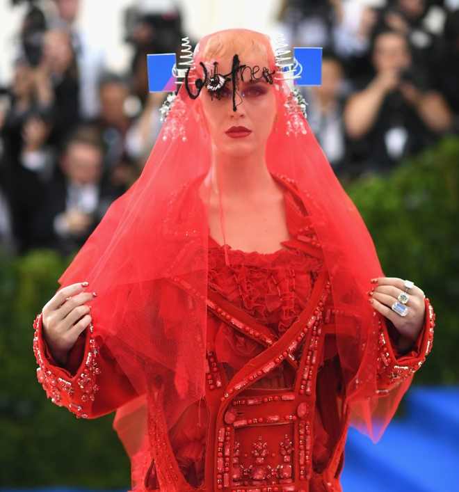 Rõ là Katy Perry năm nay ở nhà không dự MET Gala, nhưng ở đâu ra tấm ảnh thảm đỏ xuất sắc tới cỡ này! - Ảnh 7.