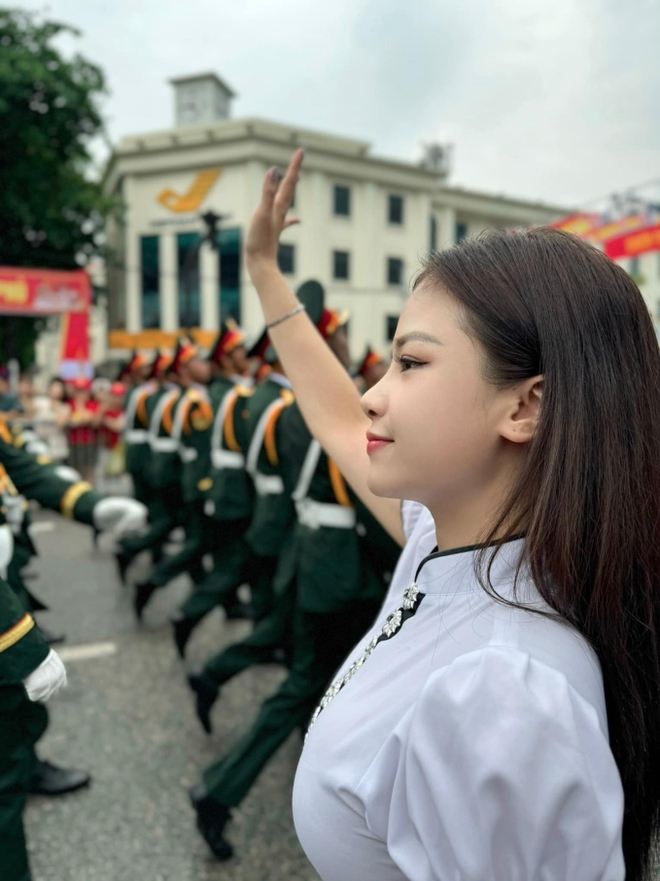 Nữ ca sĩ Vpop diện trang phục dân tộc Thái, chơi nhạc cụ đầy tự hào ở buổi diễu hành kỷ niệm 70 năm Chiến thắng Điện Biên Phủ - Ảnh 6.