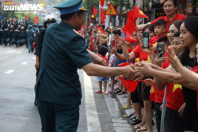 Phút chia tay xúc động người dân Điện Biên với các chiến sĩ tham gia diễu binh - Ảnh 9.