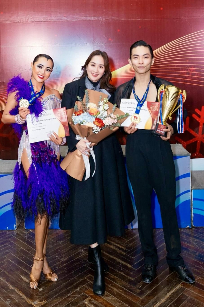 Dân mạng cảnh báo Khánh Thi về một biểu hiện hơi khác của Phan Hiển khi được nhắc hôn vợ, khẳng định có vấn đề, nên coi lại - Ảnh 2.