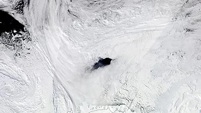 Hố băng bí ẩn ở Nam Cực có kích thước bằng cả Thụy Sĩ liên tục nứt ra không rõ lý do: Các nhà khoa học cuối cùng cũng tìm ra câu trả lời - Ảnh 1.