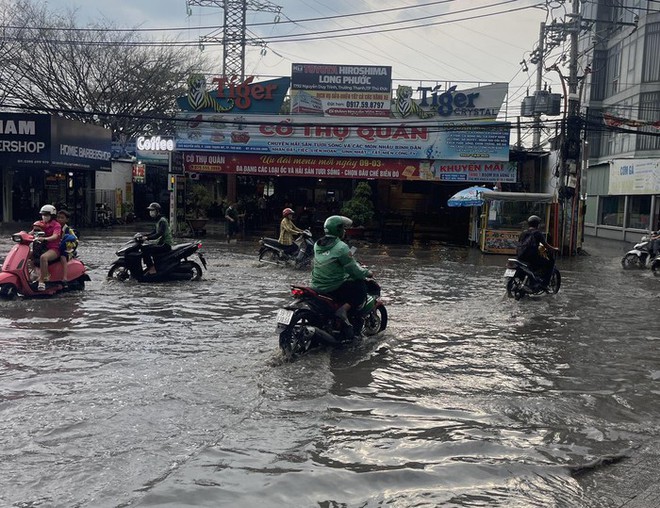 TPHCM: Mưa lớn nhất trong những ng&agrave;y qua, đường ngập như s&ocirc;ng, nhiều xe chết m&aacute;y - Ảnh 8.
