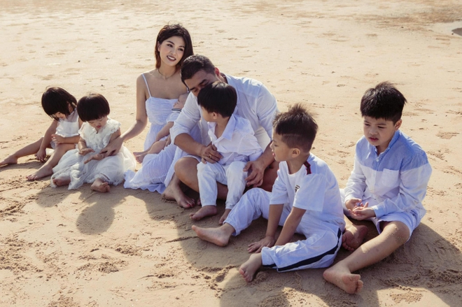 Hoa hậu đông con nhất Việt Nam đưa con bỏ phố về quê học trường làng: Bé lớn có dấu hiệu tự kỷ, các bé nhỏ không chịu đến lớp - Ảnh 1.
