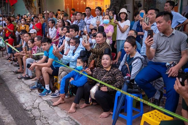 Bà con đội mưa ra đường, phấn khởi trong ngày diễu binh diễu hành kỷ niệm 70 năm Chiến thắng Điện Biên Phủ - Ảnh 9.