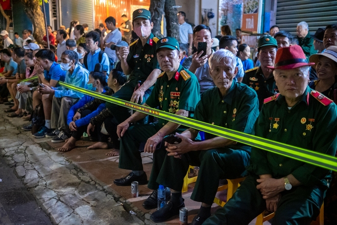 Bà con đội mưa ra đường, phấn khởi trong ngày diễu binh diễu hành kỷ niệm 70 năm Chiến thắng Điện Biên Phủ - Ảnh 8.